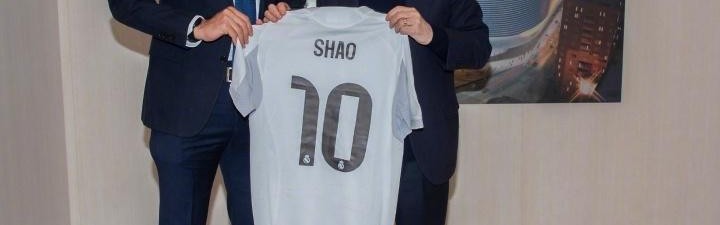 国足主帅的排面！45岁邵佳一造访皇马 与老佛爷合影+获赠10号球衣